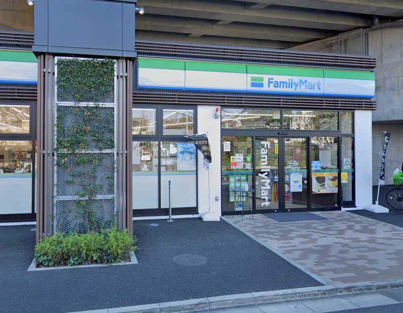 コンビニ　ファミリーマート 石神井公園駅西店（コンビニ）まで243m
