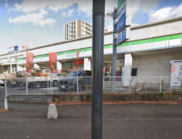 コンビニ　ファミリーマート（コンビニ）まで2069m