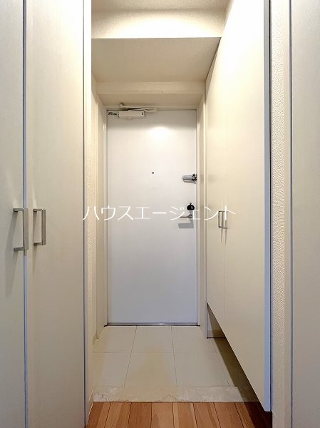 玄関　白を基調とした明るい玄関。※参考画像