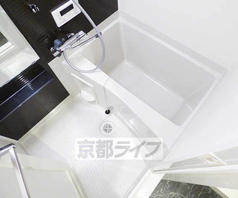 バス・シャワールーム　鏡の付いた便利なお風呂