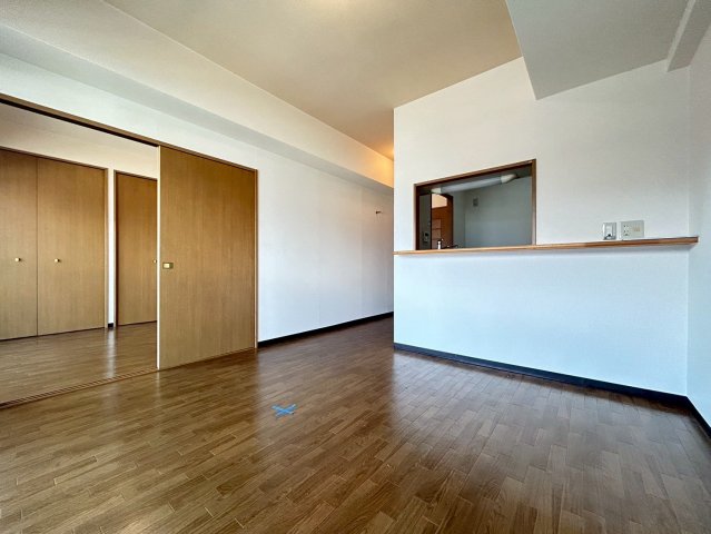 居室・リビング　別号室の写真です。ご参考までに