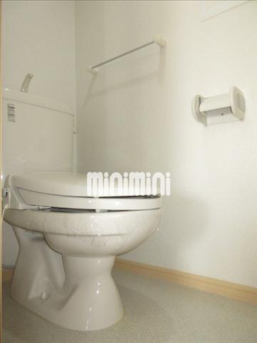 トイレ　白く綺麗なトイレルームです。