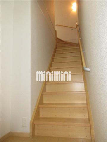 玄関　玄関に入るとすぐ階段があります。