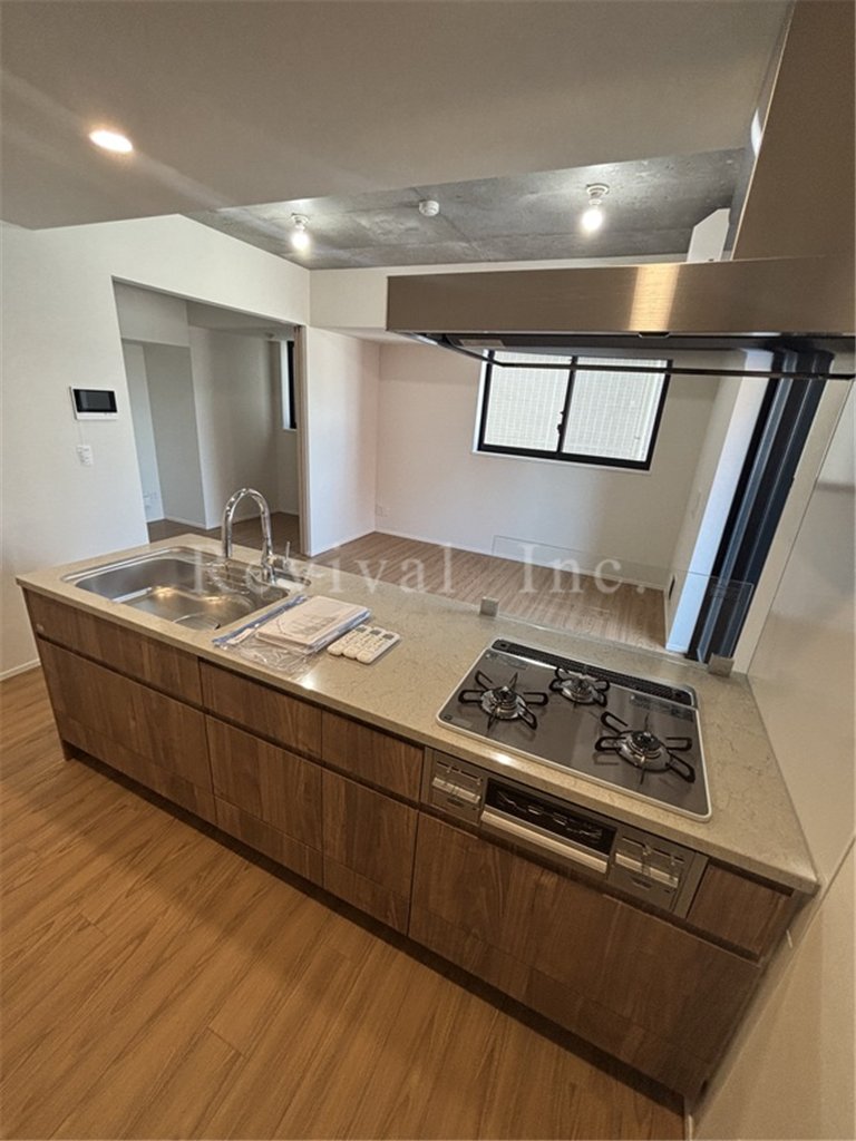 キッチン　3口ガスコンロのカウンターキッチンでございます