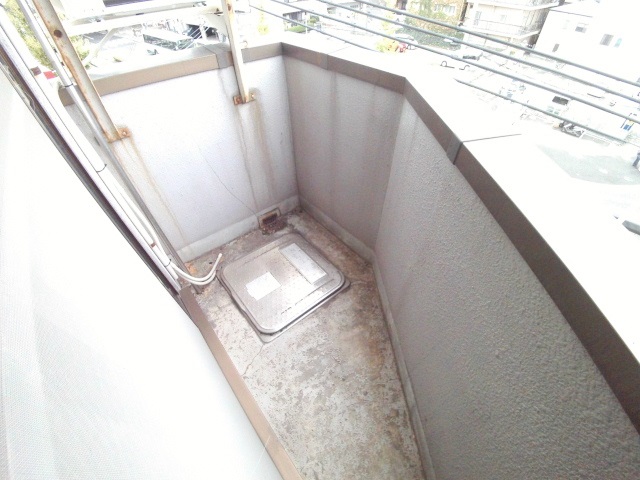 バルコニー　広くはありませんが、東向きで日当たりの良いバルコニー