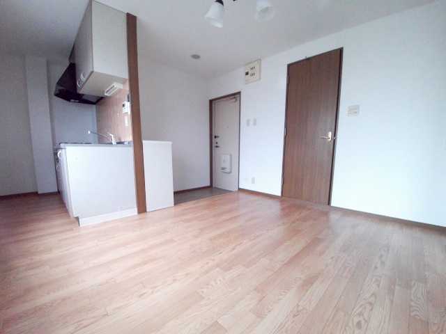 居室・リビング　南の採光があって明るい6帖のダイニングキッチン