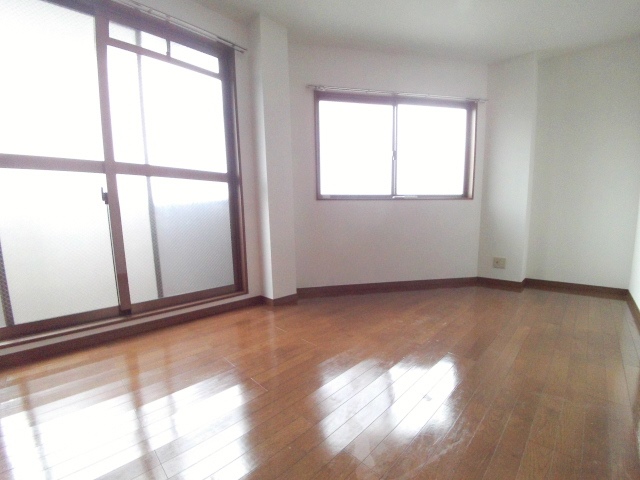 その他部屋・スペース　採光が多く明るい5.3帖の洋室、寝室にピッタリ