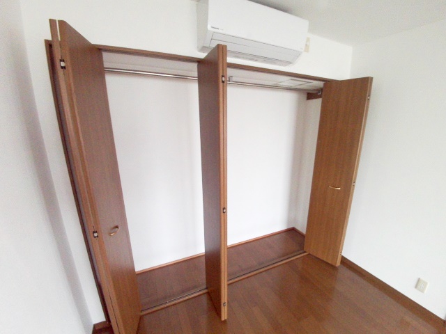 収納　クローゼットタイプの大型収納が各部屋にあります
