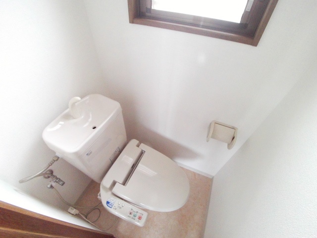 トイレ　窓あり、あると嬉しいウォシュレット付きのトイレ