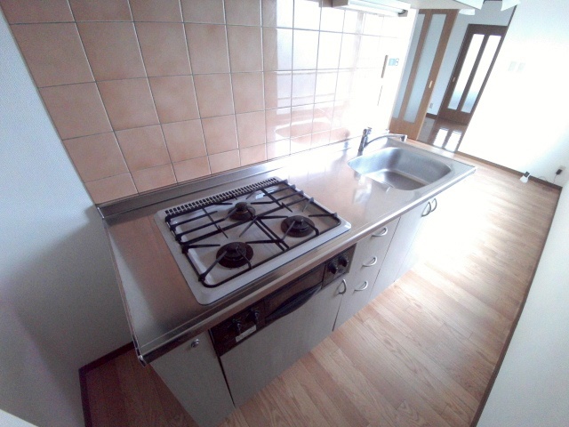 キッチン　3口ガスコンロ付きの綺麗なキッチンでお料理もラクラク