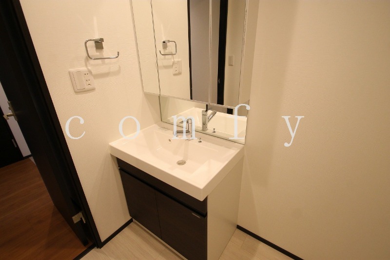 洗面設備　清潔感のある洗面所