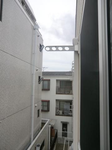 その他設備　物干しをかける金具あります