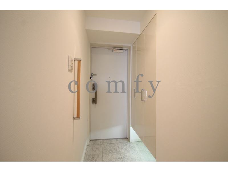 玄関　白を基調とした明るく清潔感のある玄関