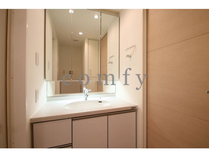 洗面設備　使い易い三面鏡独立洗面台