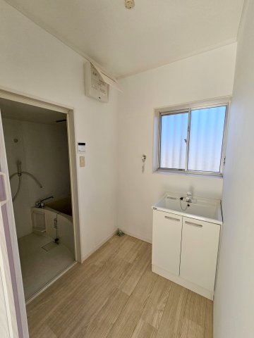 洗面設備　ゆったりとスペースのある洗面所