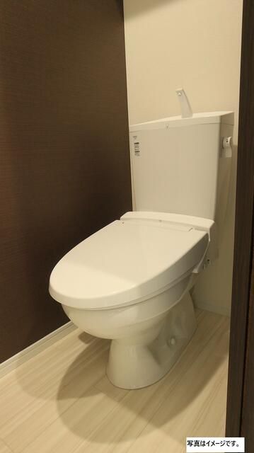 トイレ　落ち着いた色調のトイレです