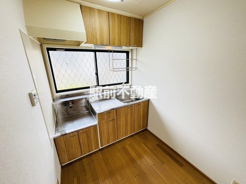 キッチン　キッチン窓付きで明るいです♪