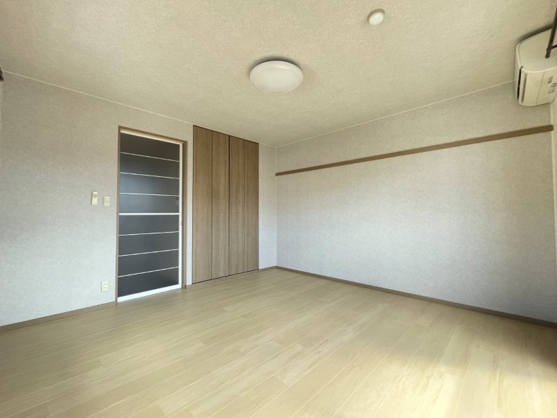 居室・リビング　8帖の洋室です