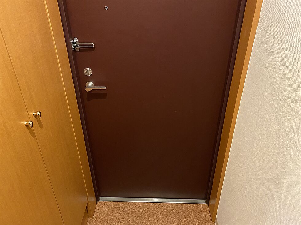 玄関　※別部屋の参考写真です。