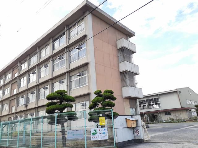 中学校　一ツ橋中学校（中学校）まで810m