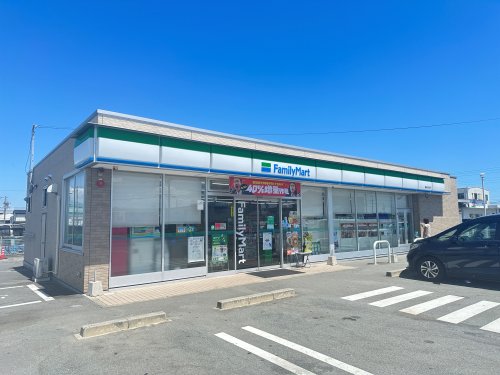 コンビニ　ファミリーマート 津みなみ店（コンビニ）まで252m