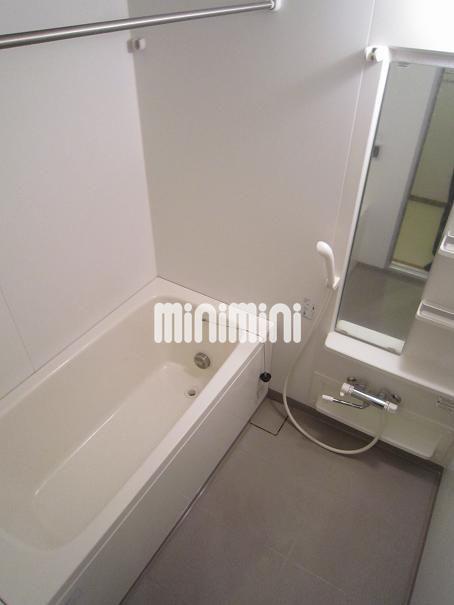 バス・シャワールーム　お風呂は追炊き機能が付いていて、バスタブも大きめ