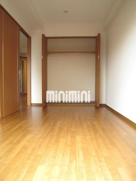 収納　５帖のフローリングのお部屋です。洋服の掛けられる収納付き