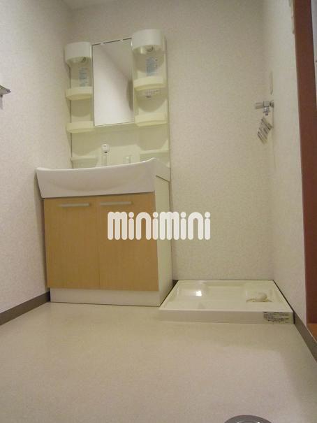 その他部屋・スペース　脱衣所にはシャンプードレッサーと防水パン付きの室内洗濯機置場