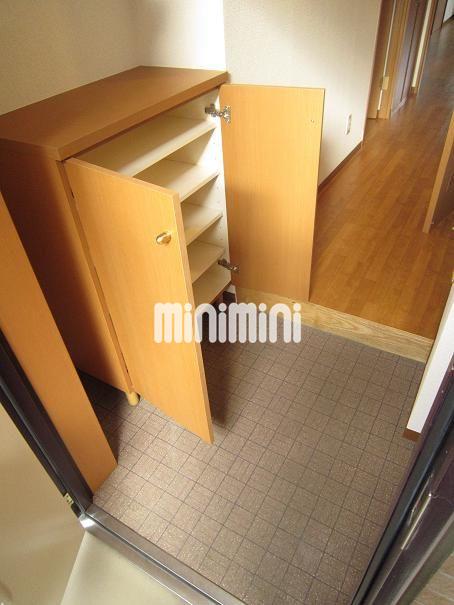 玄関　玄関には下駄箱がついているので靴をスッキリ収納できます