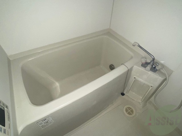 バス・シャワールーム　お風呂です。追い炊き機能が付いていてありがたいですね。