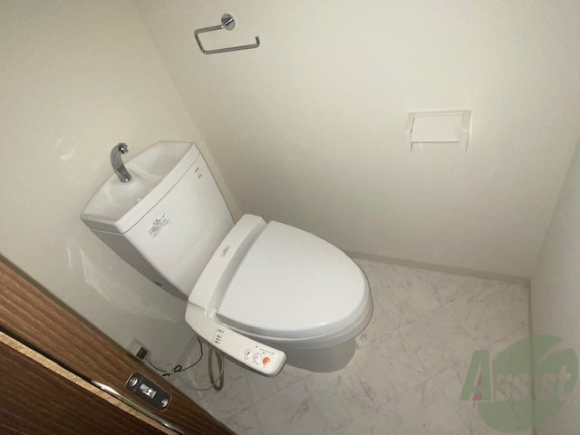 トイレ　各機能付きのトイレになります。便利にお使いいただけます。