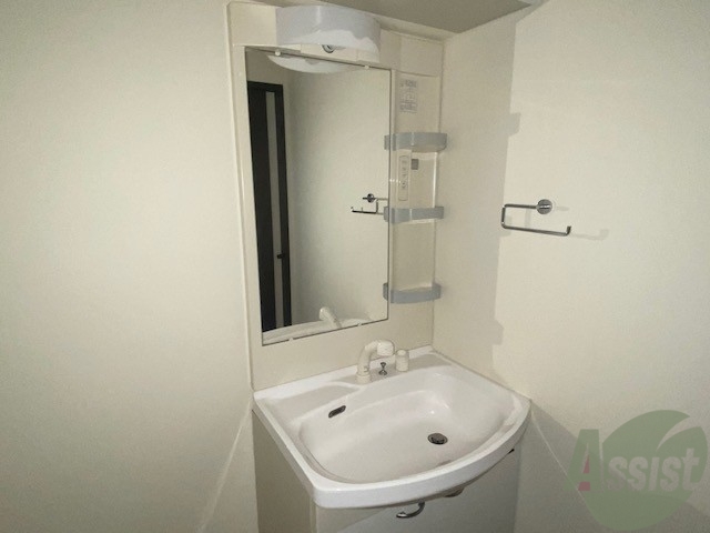 洗面設備　洗面になります。鏡も付いておりますので身だしなみバッチリです