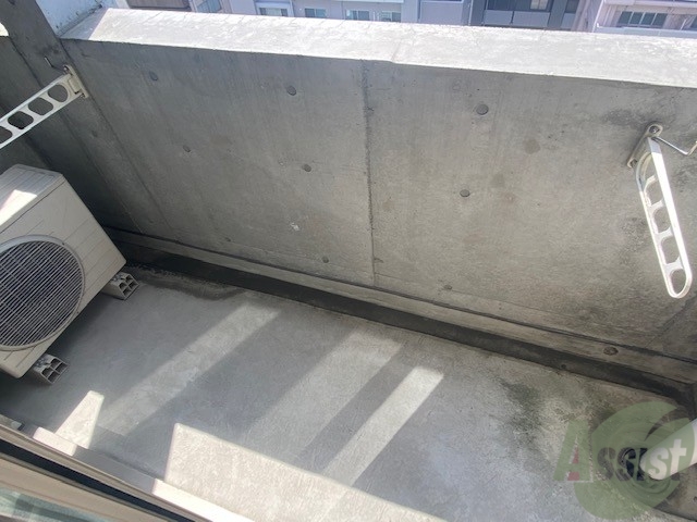 バルコニー　ちょっと広めのバルコニーです。陽もよく当たりますね。