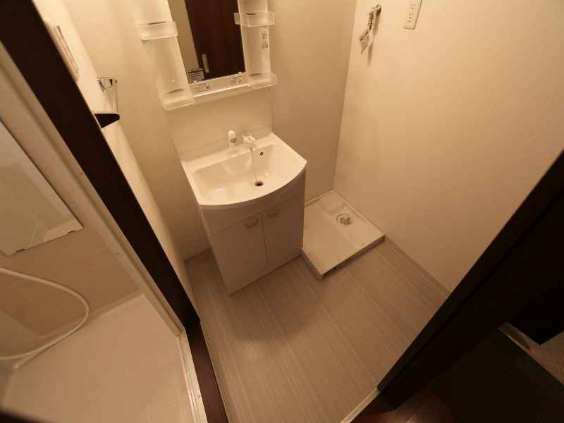 洗面設備　脱衣所　独立洗面台（シャンプードレッサー付）収納スペース有