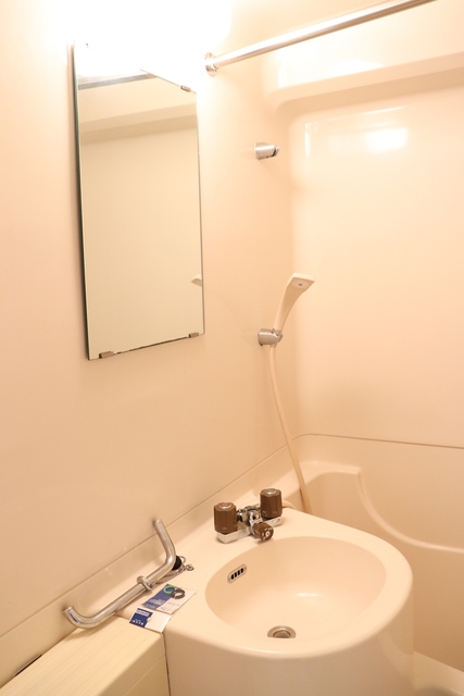 バス・シャワールーム　鏡付きの洗面台☆支度もスムーズですね♪