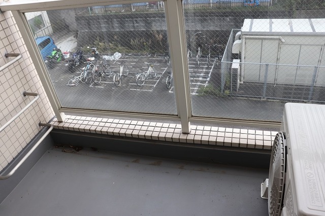 バルコニー　バルコニーがあるので洗濯物を太陽の下で干すことができます♪