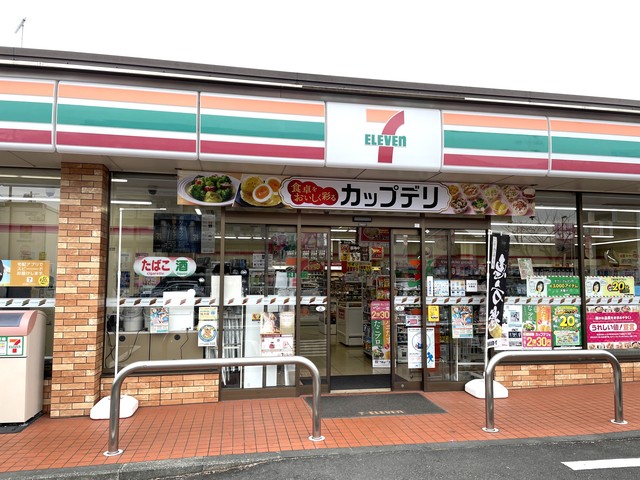 コンビニ　セブンイレブン八王子堀之内3丁目店（コンビニ）まで702m