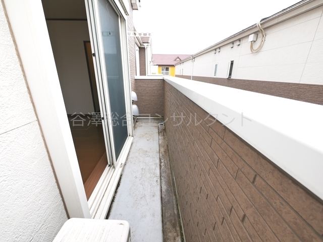 バルコニー　屋外物干し掛けあり