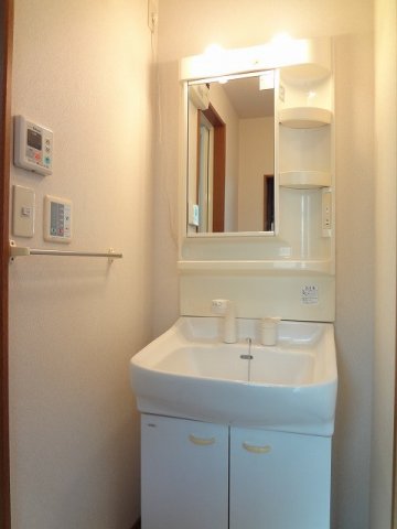 洗面設備　ゆったりとスペースのある洗面所