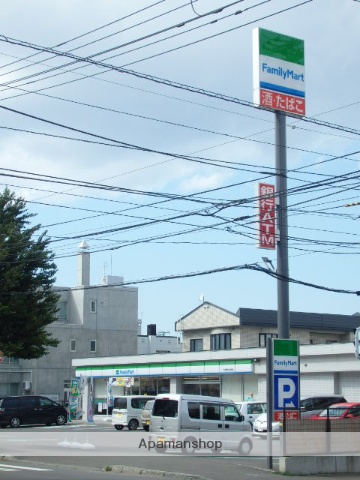 コンビニ　ファミリーマート（コンビニ）まで124m