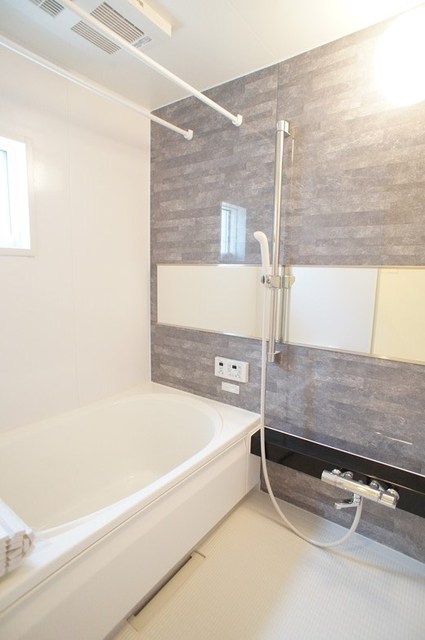 バス・シャワールーム　窓付きでワイドスパンのバスルーム！足を伸ばして入れます！