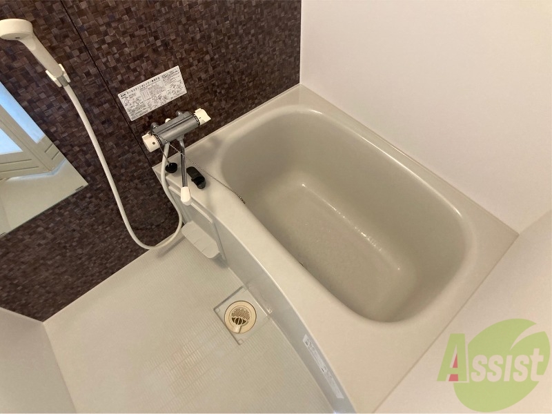 バス・シャワールーム　お風呂です。広々したバスでゆっくりくつろげます。