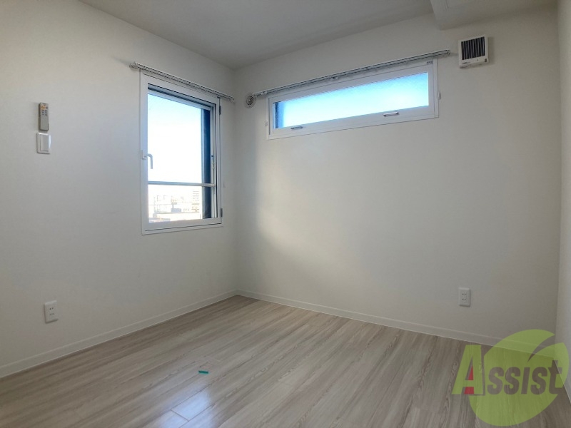 その他部屋・スペース　寝室はこちらです。光が差し込む、温かみのあるお部屋です。