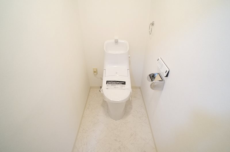 トイレ　同系統・別号室の室内写真となります！