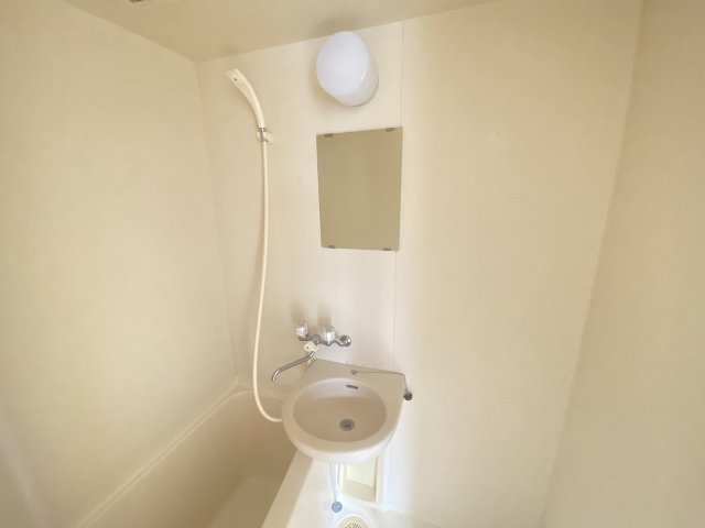 洗面設備　浴室内に洗面台付き！