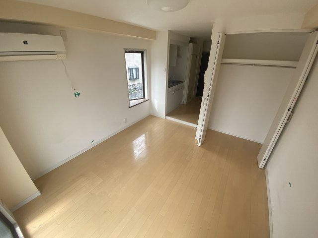 居室・リビング　床色が明るい色合いで、とてもきれいです！