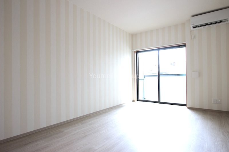 居室・リビング　部屋によって、壁、床、建具の仕様がことなります