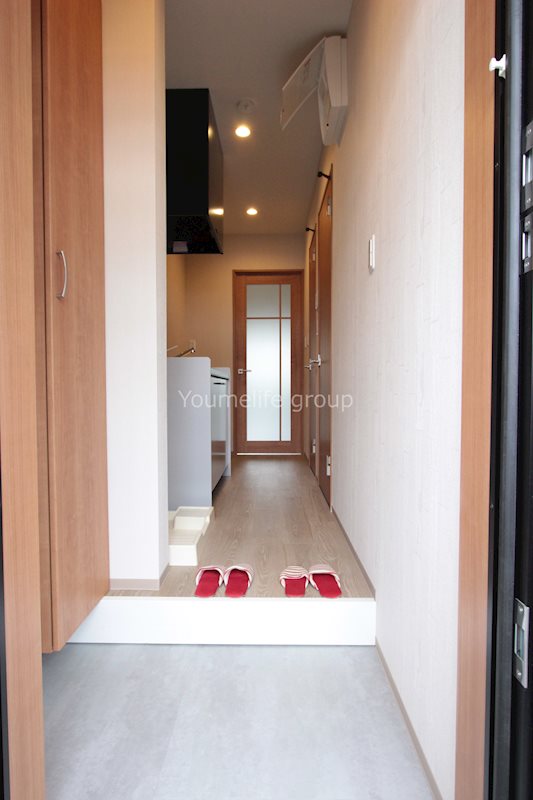 玄関　部屋によって、壁、床、建具の仕様がことなります