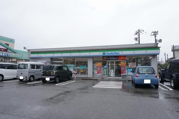 コンビニ　ファミリーマート（コンビニ）まで579m
