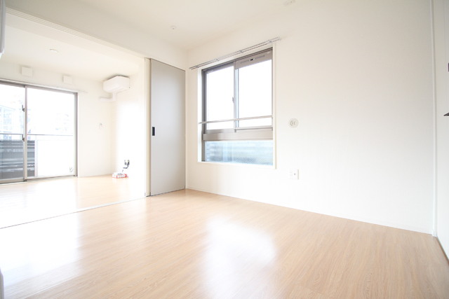 その他部屋・スペース　リビング横５．１帖洋室